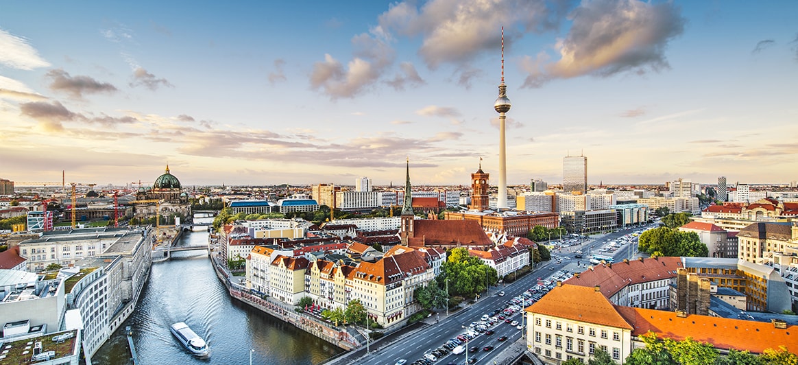 Улица унтер ден линден в берлине. Берлин фото города 2023. Сколько дней в берлине. Сколько дней в берлине. Берлин набережная шпрее.